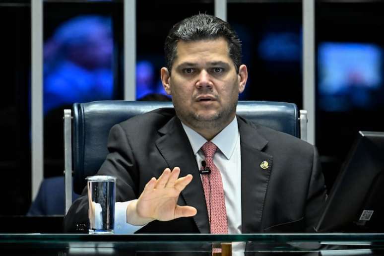 Em nota em nome do Congresso, Davi Alcolumbre defende Judiciário e soberania nacional