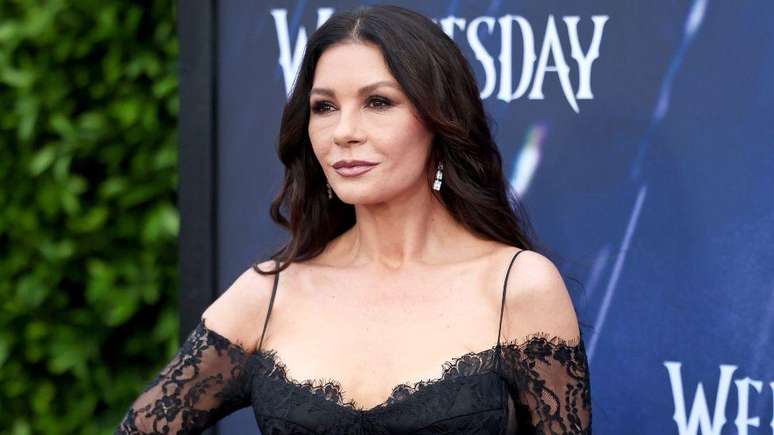 Catherine Zeta-Jones ganhar&aacute; mais destaque na segunda temporada, que abordar&aacute; de forma mais profunda a din&acirc;mica entre Mort&iacute;cia e a filha Wandinha