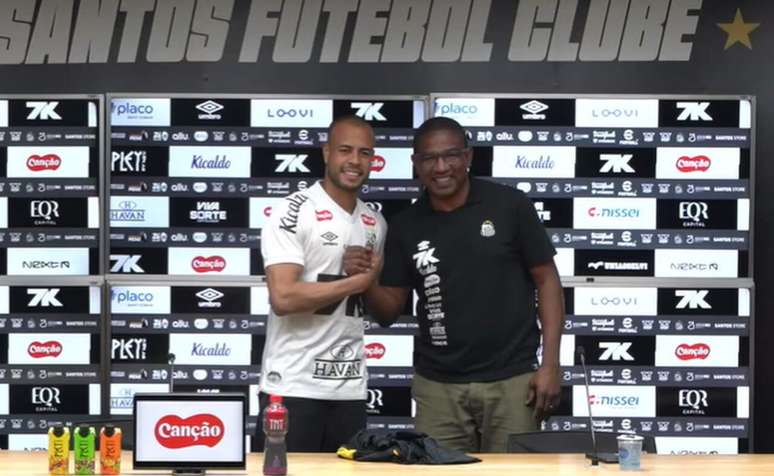 Mayke &eacute; apresentado no Santos &ndash;