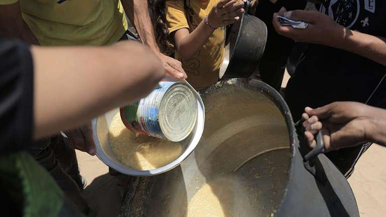 Distribui&ccedil;&atilde;o de refei&ccedil;&otilde;es quentes para palestinos na Faixa de Gaza