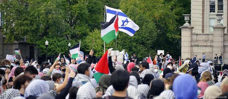 Protesto de estudantes em universidade dos EUA. Oponentes da definição da IHRA afirmam haver "armamentização" dela contra ativistas pró-palestinos