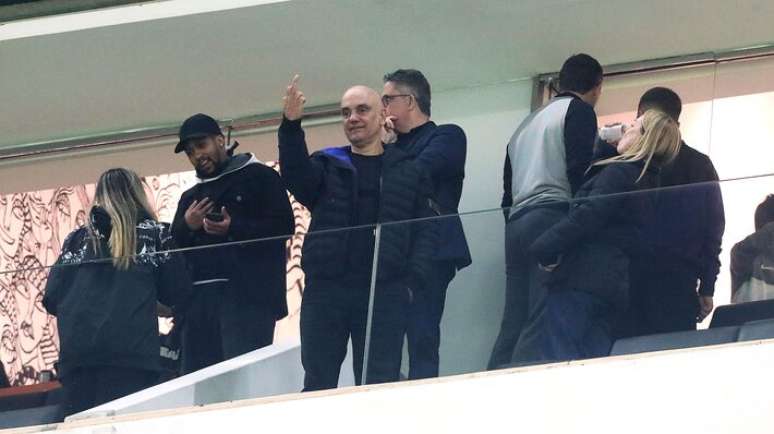 Alexandre de Moraes faz gesto obsceno durante jogo entre Corinthians e Palmeiras pela Copa do Brasil