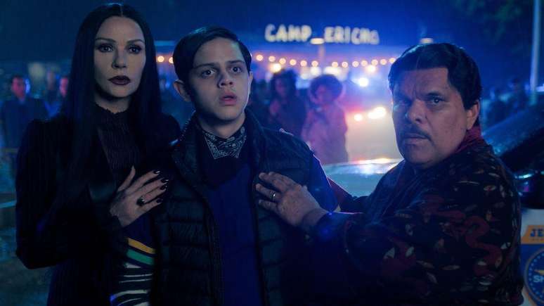 A fam&iacute;lia de Wandinha, principalmente seus pais, Mort&iacute;cia e Gomez, ganham mais espa&ccedil;o na segunda temporada da s&eacute;rie