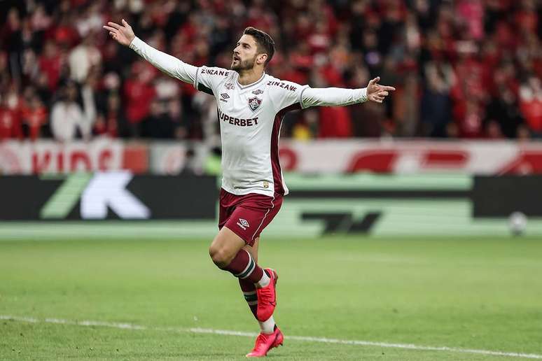 Everaldo chutou e encerrou o jejum de gols com a camisa do Fluminense &ndash;