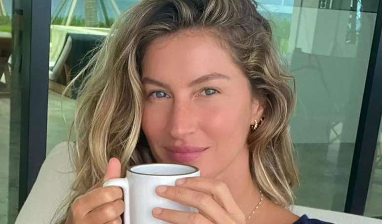 Essa é a receita completa de smoothie de banana sem açúcar de Gisele Bündchen para começar o dia bem.