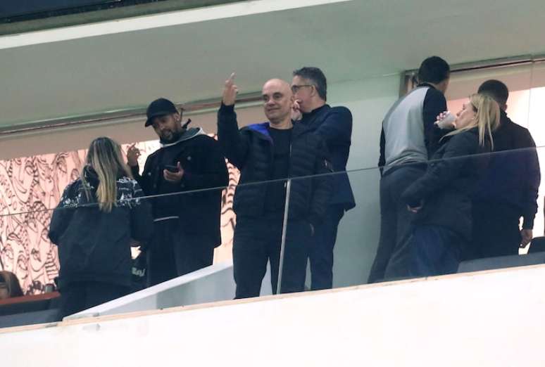Ministro Alexandre de Moraes faz gesto obsceno em jogo em São Paulo