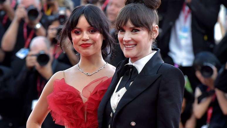 Desde a primeira temporada de Wandinha, Ortega tamb&eacute;m estrelou outros trabalhos como Os fantasmas ainda se divertem, ao lado de Winona Ryder