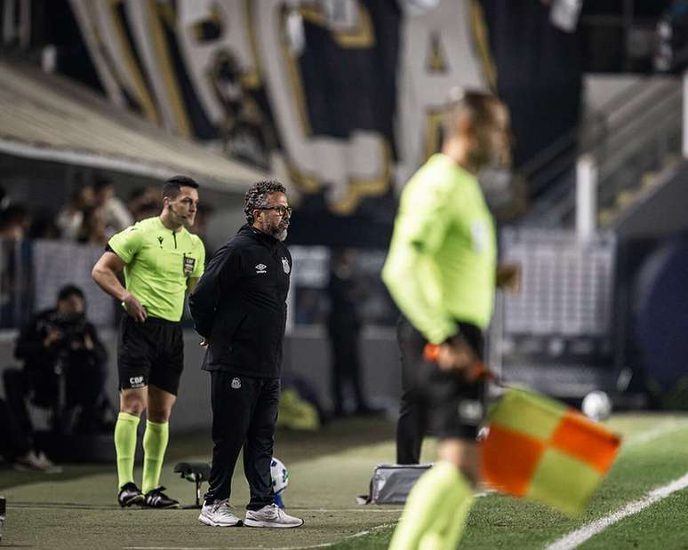 Cleber Xavier recebe press&atilde;o da torcida e da diretoria do Santos &ndash;