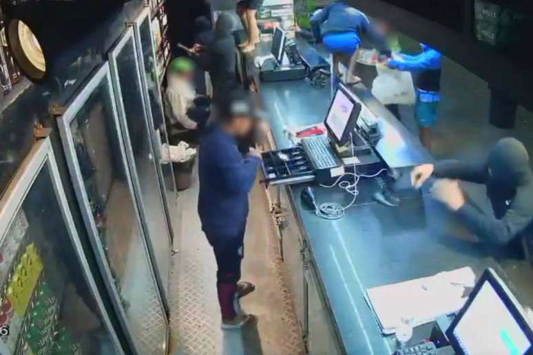Grupo de adolescentes rouba mais de R$ 16 mil em produtos de loja em Guarujá