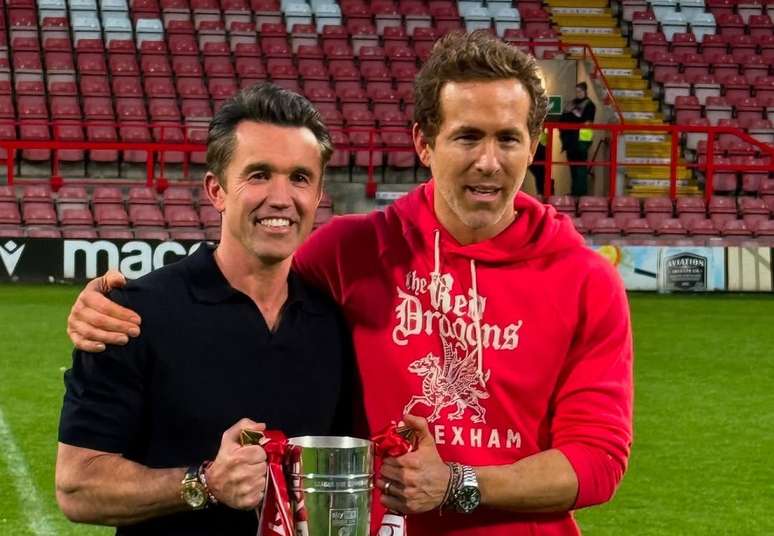 Ryan Reynolds e Rob McElhenney comemorando título do Wrehxam