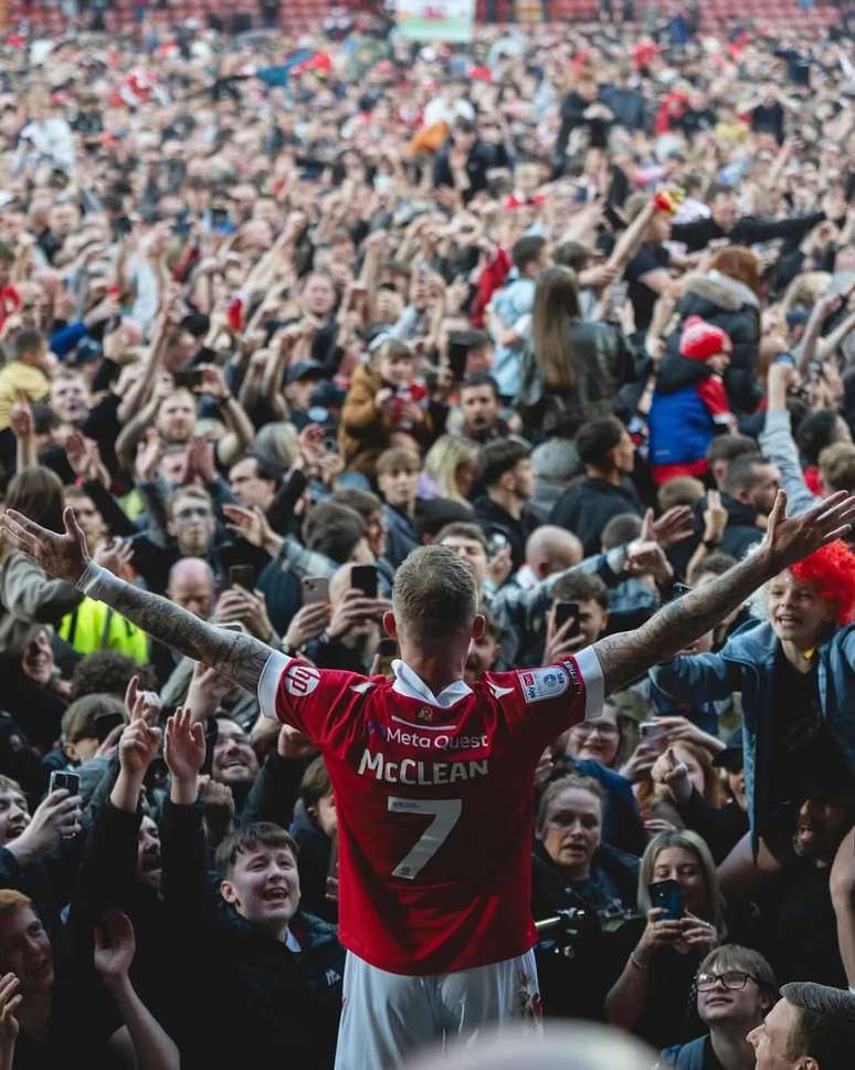 Jogador comemora o título do Wrehxam com a torcida