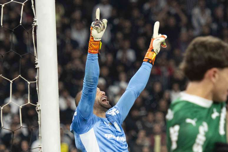 Weverton ergue os bra&ccedil;os ap&oacute;s defender cobran&ccedil;a de p&ecirc;nalti