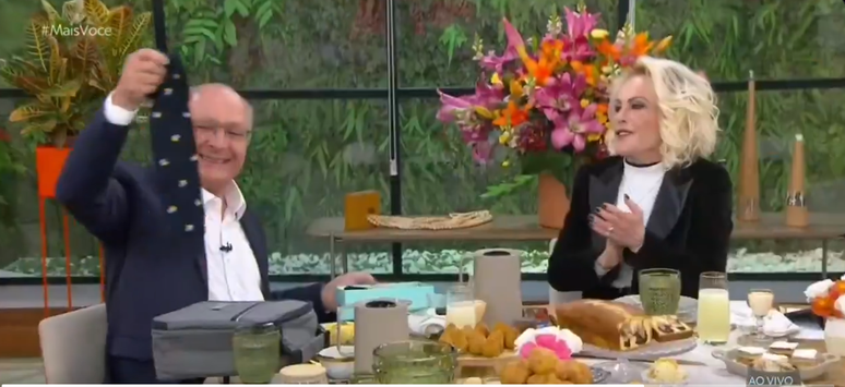 Alckmin mostra presente que ganhou de Ana Maria