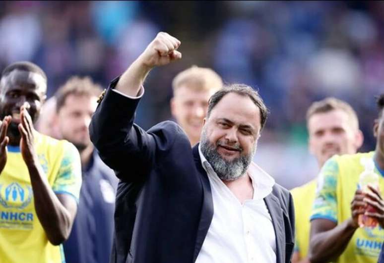 Bilionário grego Evangelos Marinakis estreitou laços com Textor e pode financiar 'recompra' do Botafogo.