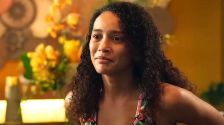 Ao retomar seu trabalho na praia, Raquel encontrará Heleninha