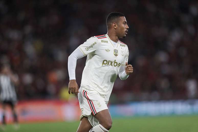 Lino estreia pelo Flamengo, deixa ótima impressão e empolga a torcida mesmo em derrota –