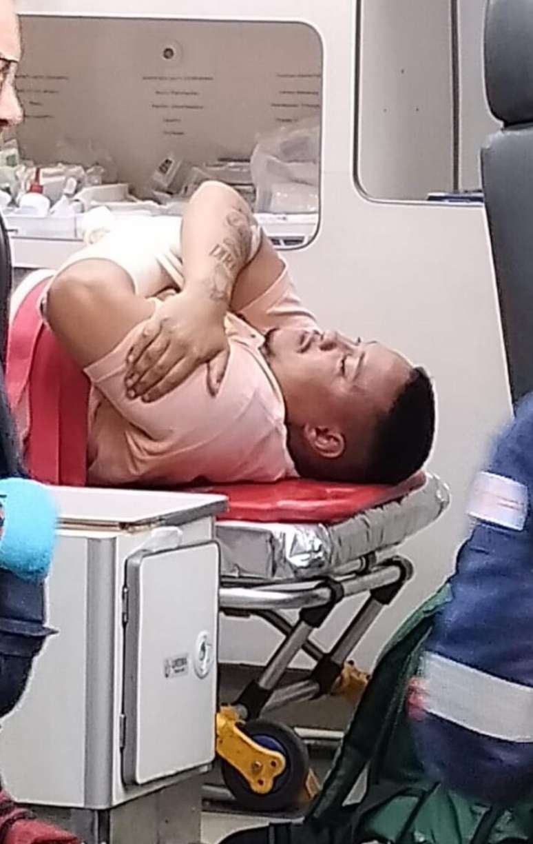 Cantor gospel João Igor recebe atendimento médico após ser baleado no Terminal Barra Funda.