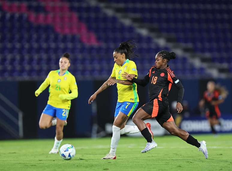 Col&ocirc;mbia tenta evitar que o Brasil ganhe seu nono t&iacute;tulo de Copa Am&eacute;rica. Na fase de grupos deu empate, 0 a 0.&nbsp; Fotos :L&iacute;via Villas Boas / CBF