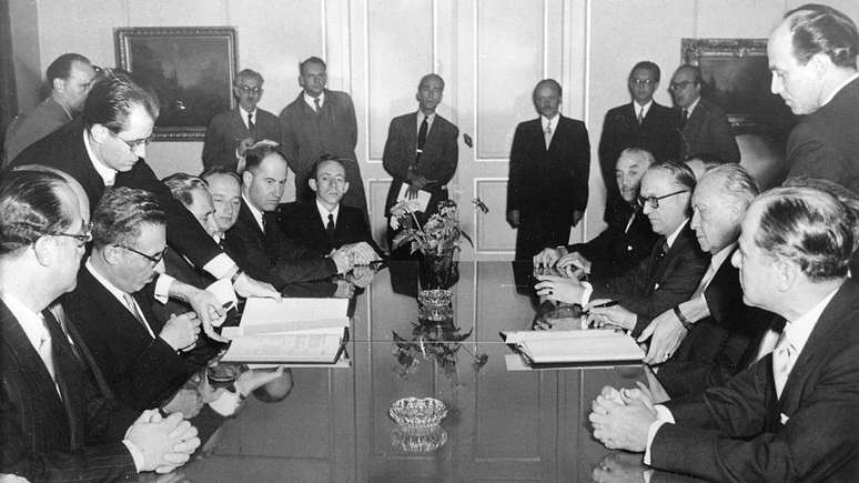 O Acordo de Repara&ccedil;&otilde;es entre Israel e a Rep&uacute;blica Federal da Alemanha (na &eacute;poca, Alemanha Ocidental) foi assinado em Luxemburgo, no ano de 1952, e entrou em vigor no ano seguinte.