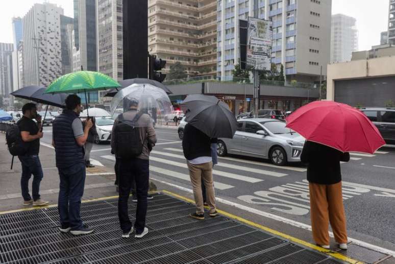 Registro de dia com frio e chuva na cidade de São Paulo.