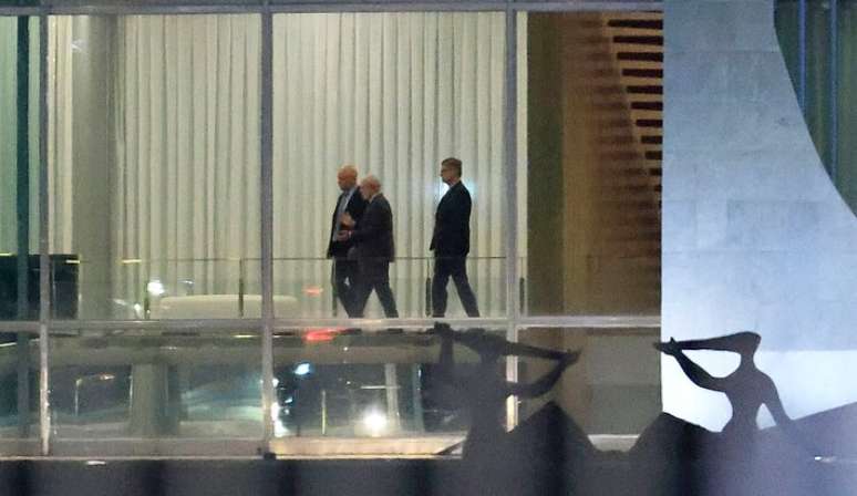 O presidentre Lula oferece jantar aos ministros do STF. Na foto aparece o ministro Alexandre de Moraes, o presidente Lula e o PGR, Paulo Gonet