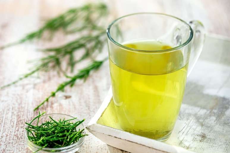 Chá de cavalinha com chá verde 