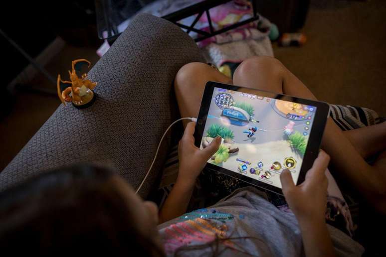 Outros pesquisadores afirmam que a alta exposi&ccedil;&atilde;o a telas leva a menos horas de sono e intera&ccedil;&atilde;o social, o que &eacute; 'uma combina&ccedil;&atilde;o terr&iacute;vel' para a sa&uacute;de mental