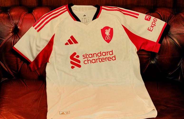 Imagens do segundo uniforme do Liverpool para a nova temporada europeia &ndash;