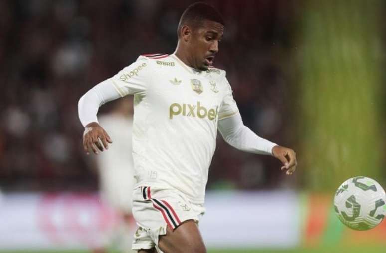 Lino estreia pelo Flamengo, deixa ótima impressão e empolga a torcida mesmo em derrota –