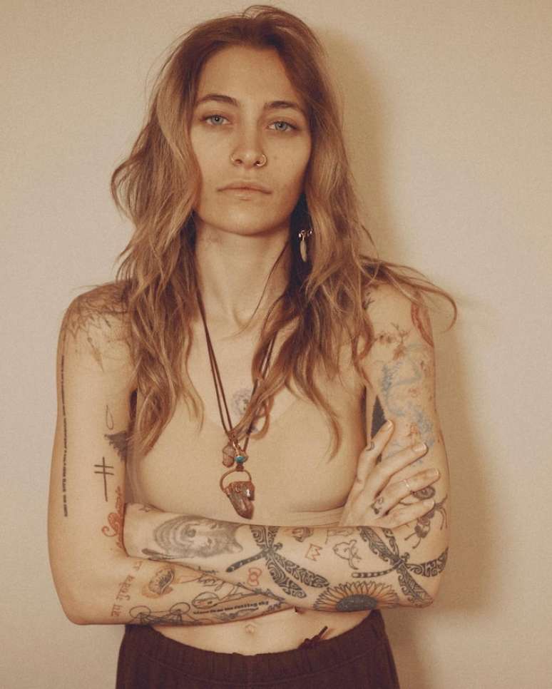 A modelo Paris Jackson, filha do cantor Michael Jackson, anunciou o fim do seu noivado com o produtor musical Justin Long