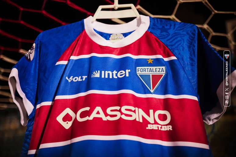 Camisa do Fortaleza com o novo patrocínio da Cassino. 
