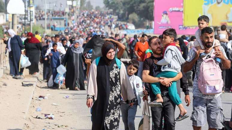 Um grande n&uacute;mero de moradores fugiu do norte de Gaza no fim de 2023, depois que Israel ordenou sua retirada