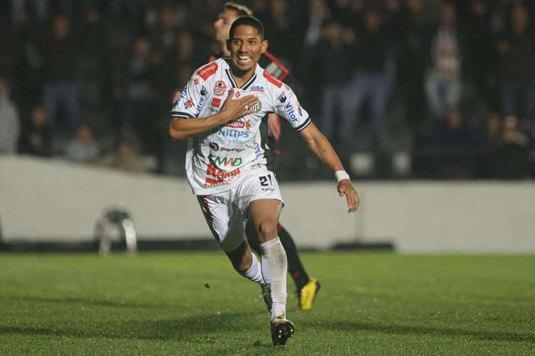 Brenno (Operário-PR) celebrando seu gol contra o Atlético-GO, no dia 22.07.2025 