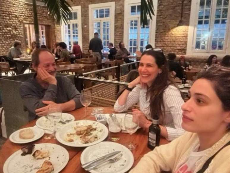 Guel, Virginia e Luisa comem em restaurante