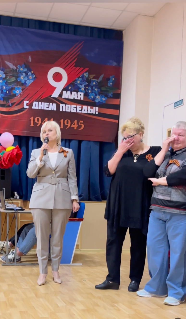 A comemora&ccedil;&atilde;o do Dia da Vit&oacute;ria, na escola onde estudava Aleksandr Petlinsky