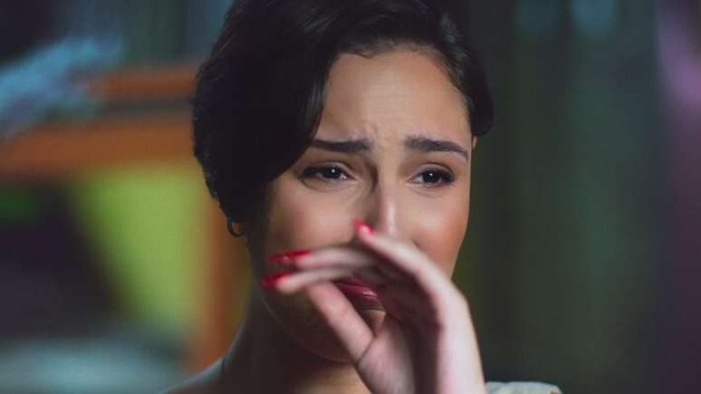 Isabela Tibcherani chora em depoimento para a série documental da HBO Max 'O Assassino do Ator Rafael Miguel'