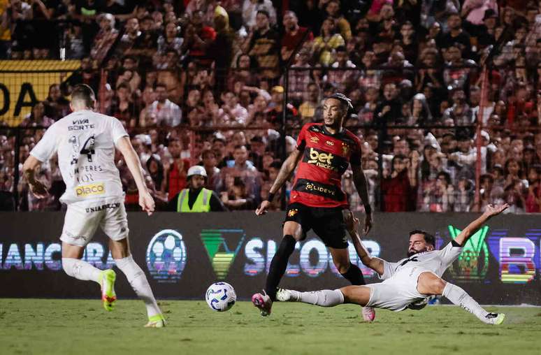 O Le&atilde;o da Ilha tenta a todo custo iniciar uma rea&ccedil;&atilde;o &ndash;