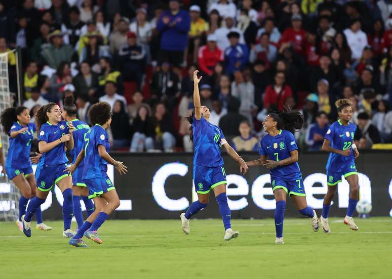 Marta e jogadoras do Brasil comemoram gol na decisão com a Colômbia na Copa América