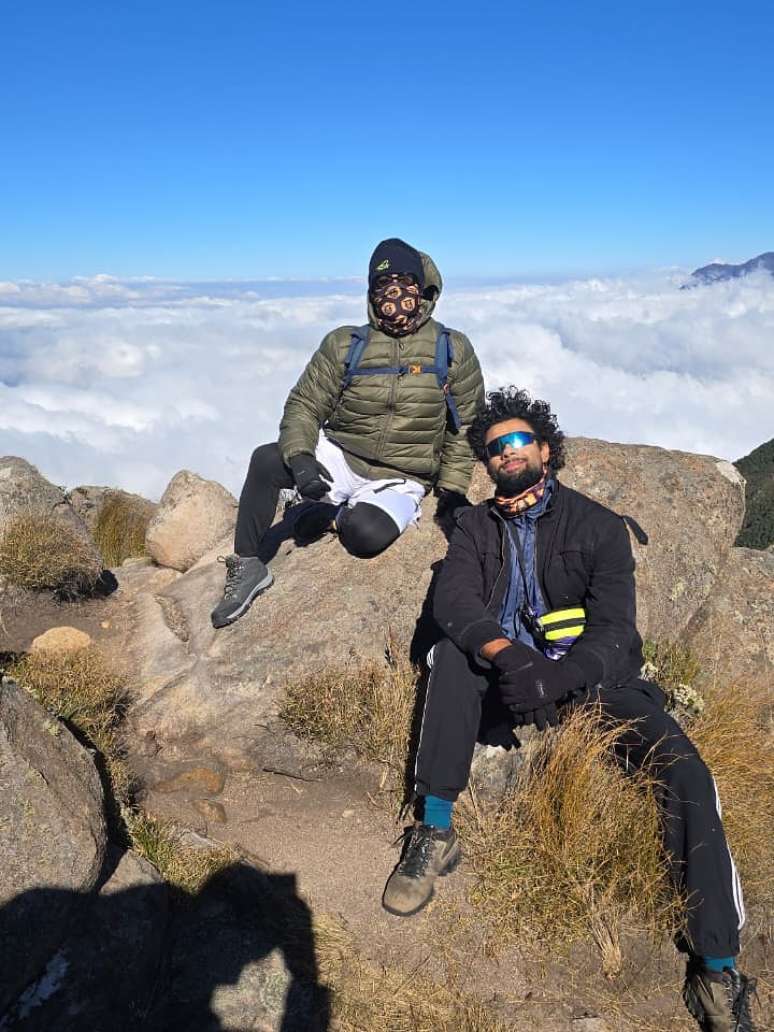 Helyo and Gominho running outdoors