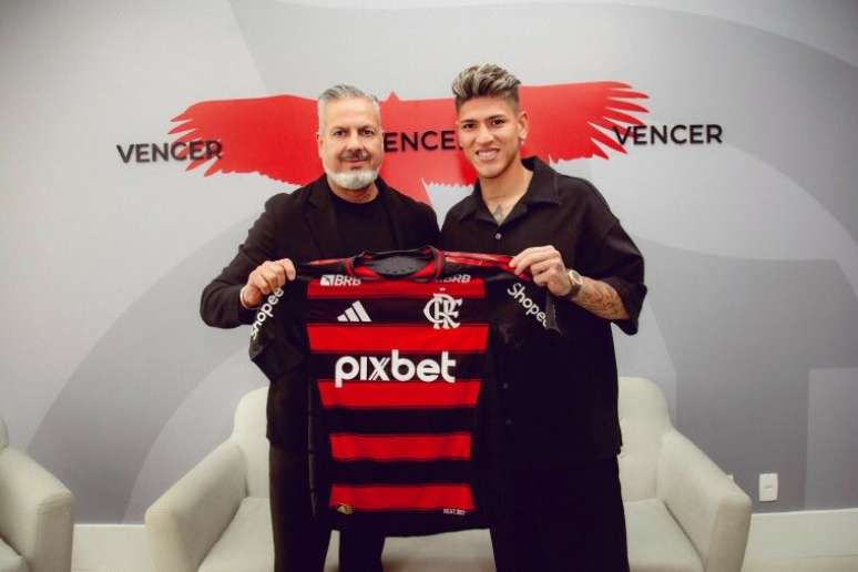Carrascal apresentado ao Flamengo no Ninho do Urubu –