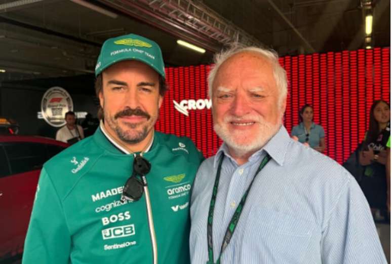 O piloto Fernando Alonso e o húngaro András Arató, famoso pelo meme Hide the Pain Harold