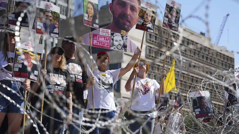 Famílias de reféns realizaram uma manifestação em Tel Aviv no sábado (2), pedindo a libertação das pessoas mantidas em cativeiro pelo grupo Hamas na Faixa de Gaza.