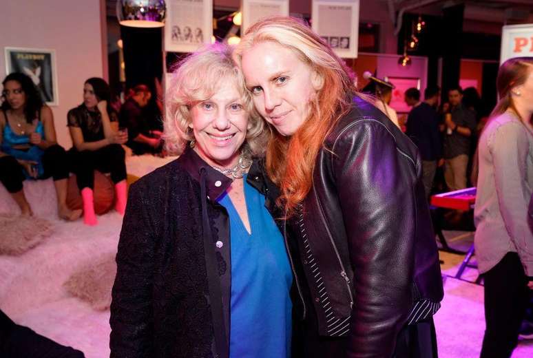 Em seu novo livro, Molly Jong-Fast (à direita) narra a trajetória de sua mãe, a autora feminista Erica Jong (à esquerda), rumo à demência