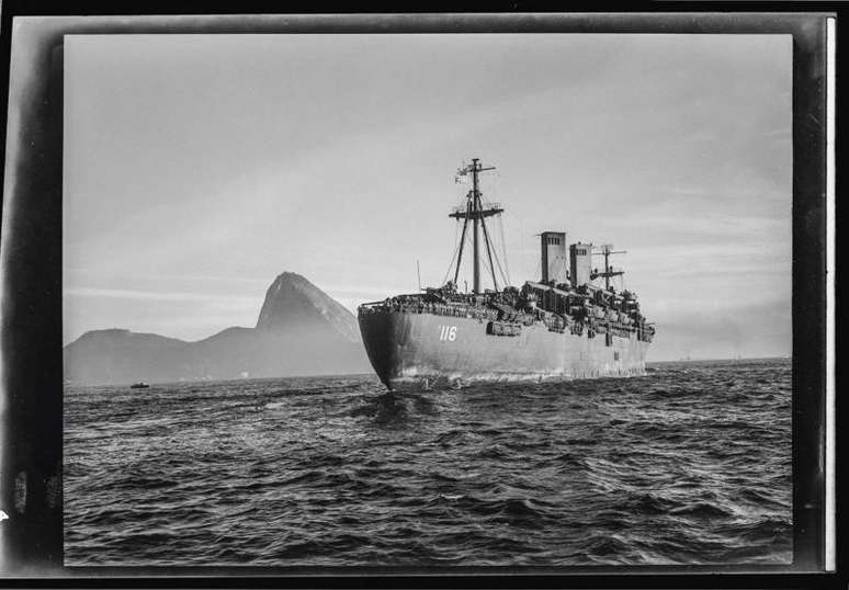 O navio-transporte General Meigs chegando de volta ao Rio com homens do primeiro-escal&atilde;o da FEB