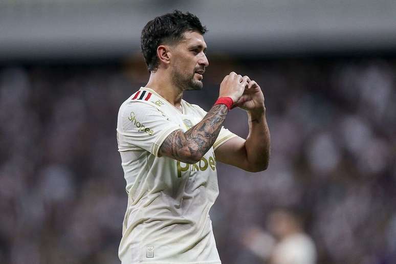 Arrascaeta marca para o Flamengo e celebra. Mas o artilheiro da equipe no Brasileir&atilde;o saiu no intervalo.