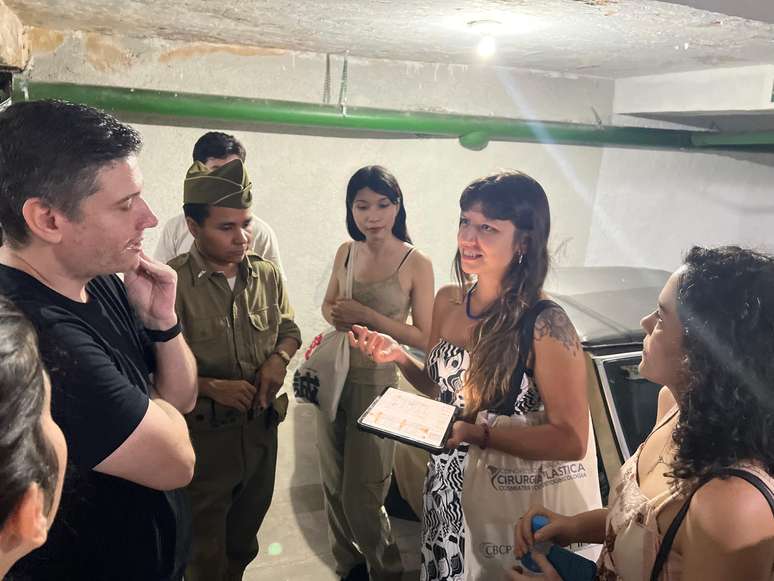 Durante a visita ao subsolo da Galeria Menescal, a arquiteta Isabella Cavallero mostra o planta baixa do projeto do pr&eacute;dio