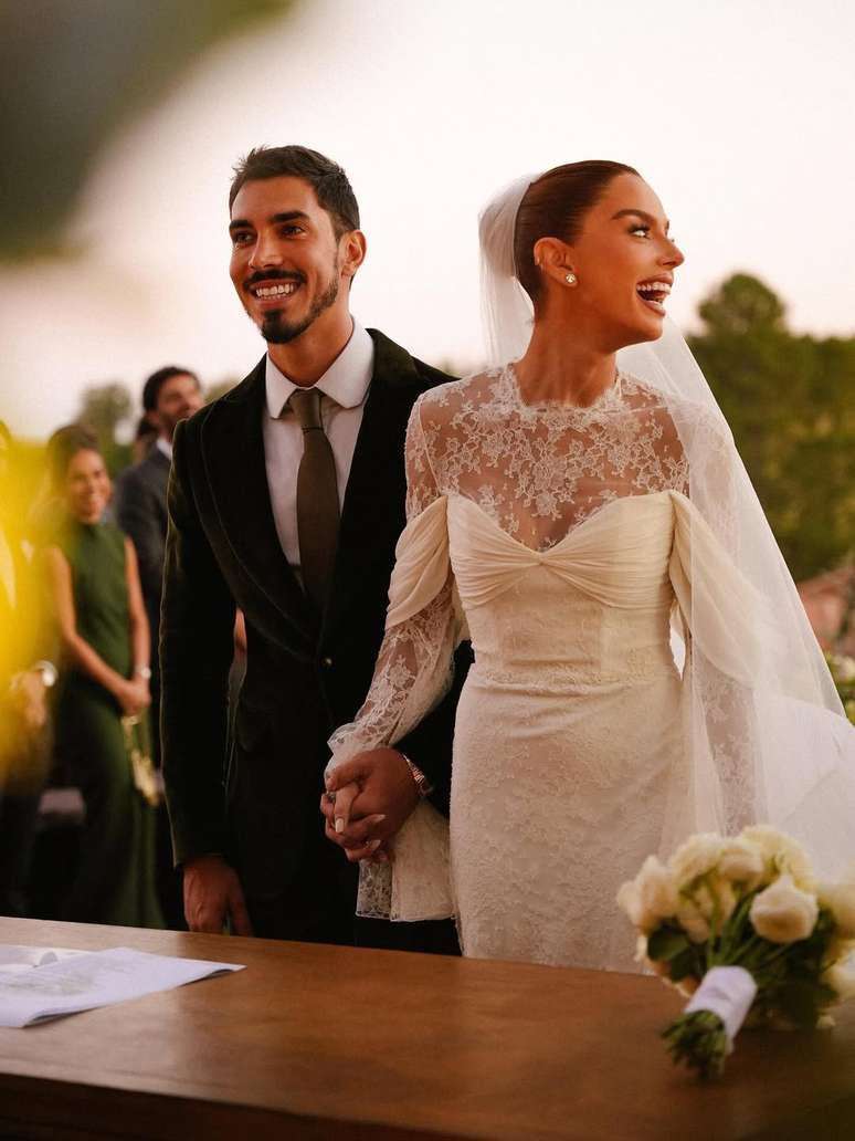 Giovanna Lancellotti e Gabriel David se casam em festa luxuosa