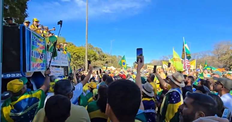 Manifestantes fazem ato a favor de Bolsonaro em Brasília