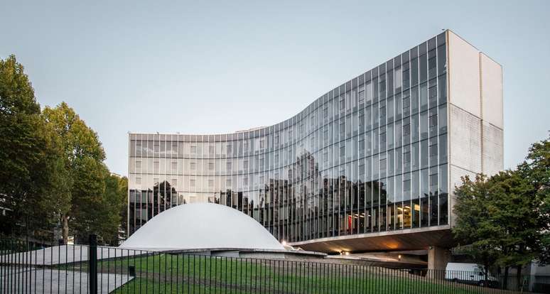 O Espace Niemeyer foi projetado por Oscar Niemeyer quando ele estava exilado em Paris por ser comunista e desagradar aos militares da ditadura