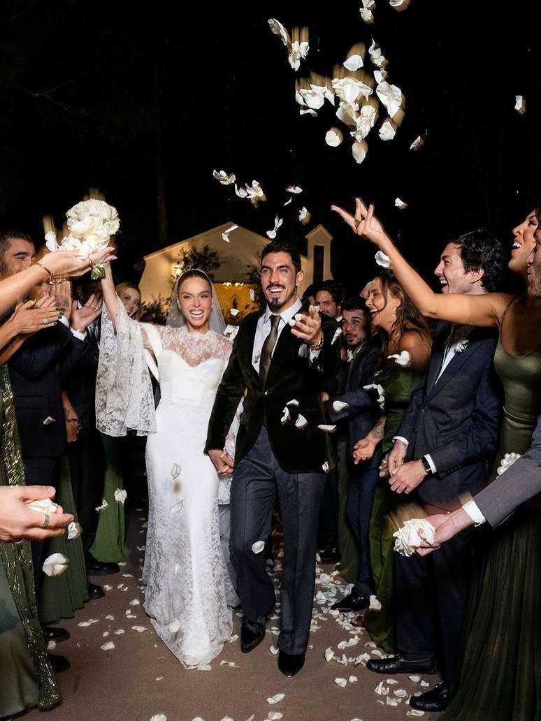 Giovanna Lancellotti e Gabriel David se casam em festa luxuosa